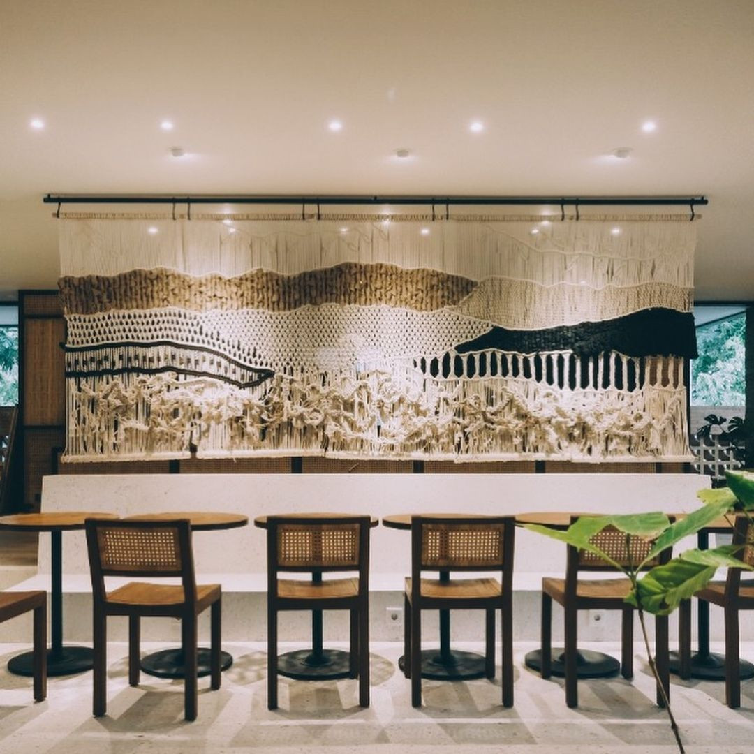 Makrame yang dibuat oleh Fiber Motel terpajang megah di Starbucks Bali.