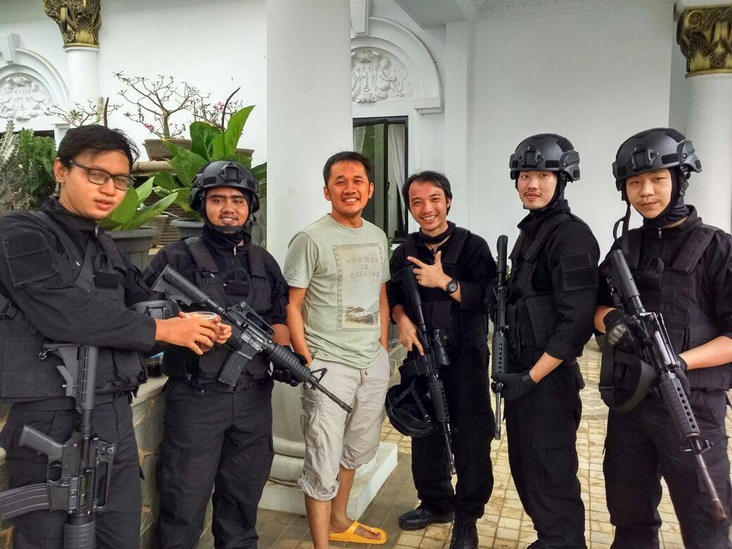 Stuntman Joti Rendaldo (kanan) bersama dengan sutradara Hanung Bramantyo (tengah) melakukan foto bersama.